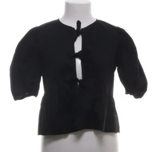 Svart blus  - Svart blus med puffiga korta ärmar och knyt framtill. Aldrig använd bara testad💞💞