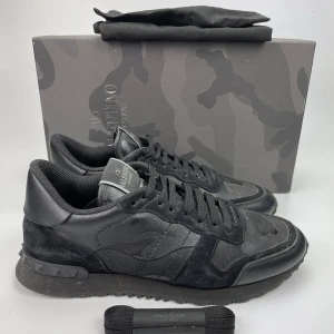 Valentino rockrunners  - Hej! Säljer nu dessa sjukt snygga valentino skor. Skorna är i toppskick! Har begränsat antal boxar och dustbag. Hör av dig vid frågor. 