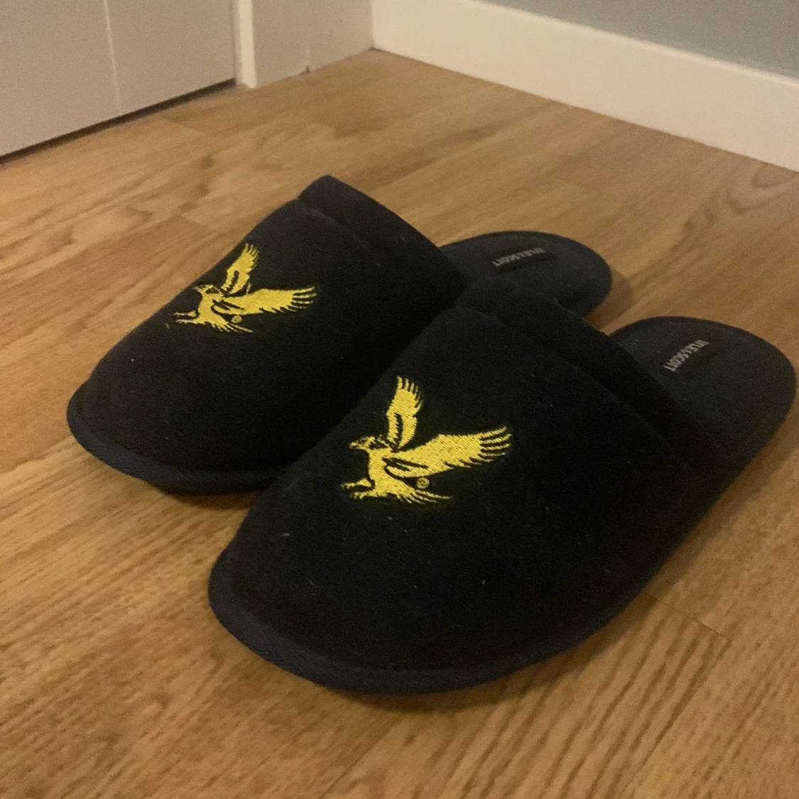 Mörkblå Lyle and Scott tofflor