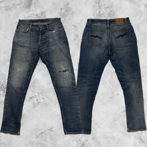 NUDIES MED SLITNINGAR - Säljer nu dessa sjukt unika nudie jeans i en perfekt comorway enligt mig!!🎨| Slitningarna är mycket snyggt gjorda och fantastiskt snygga!!🪡| Båda framfickorna har flera lagningar men fyller fortfarande sina syften!! | Modellen kallas ”Steady Eddie” och är perfekt till hösten då den sitter mer rakt!!🌤️🍁| Storlek 29/32 på lappen men passar 31/32! | Hör gärna av dig!!✌🏻👑