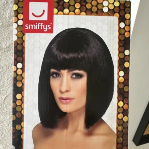Oanvänd! Peruk svart - Svart peruk från Smiffys. Helt oanvänd! (Tillställningen ställdes in)