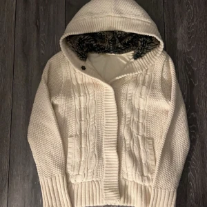 Biege Cardigan med päls - Skön beige stickad cardigan med päls! Perfekt för kyliga dagar och har praktiska fickor framtill! St M men passar S bättre! Jätte Fint skick! Skriv vid ytterligare frågor! Mvh Troy