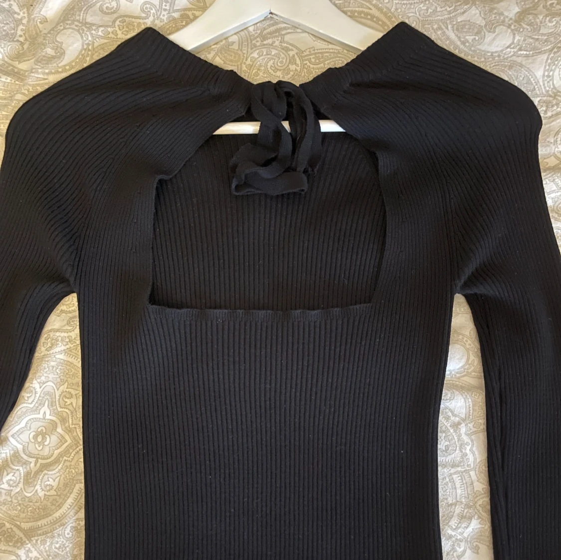 Svart ribbad tröja med öppen rygg  - 1