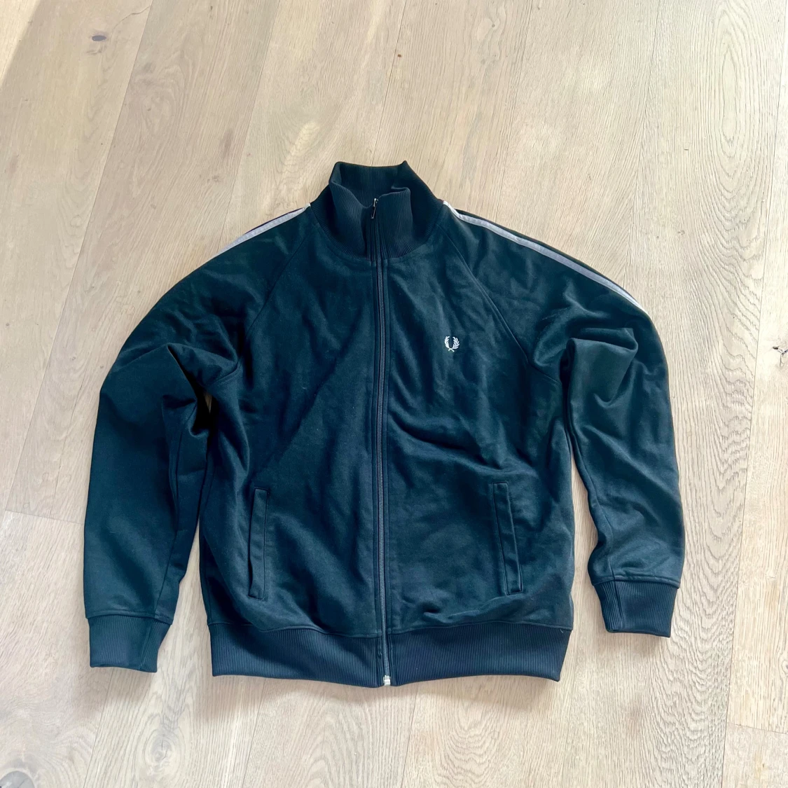 Svart Fred Perry ziptröja med vita ränder