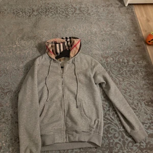 Grå hoodie från Burberry   - Säljer en grå hoodie från Burberry har använt den två gånger bara 