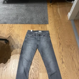 Tiger of sweden jeans  - Snygga grå jeans från Tiger of Sweden, tillverkade i Italien. Klassisk femficksmodell med raka ben och normal passform. Jeansen har en diskret tvättad look och är gjorda i mjukt denim-material. Perfekt för dig som gillar stilrena och enkla jeans.