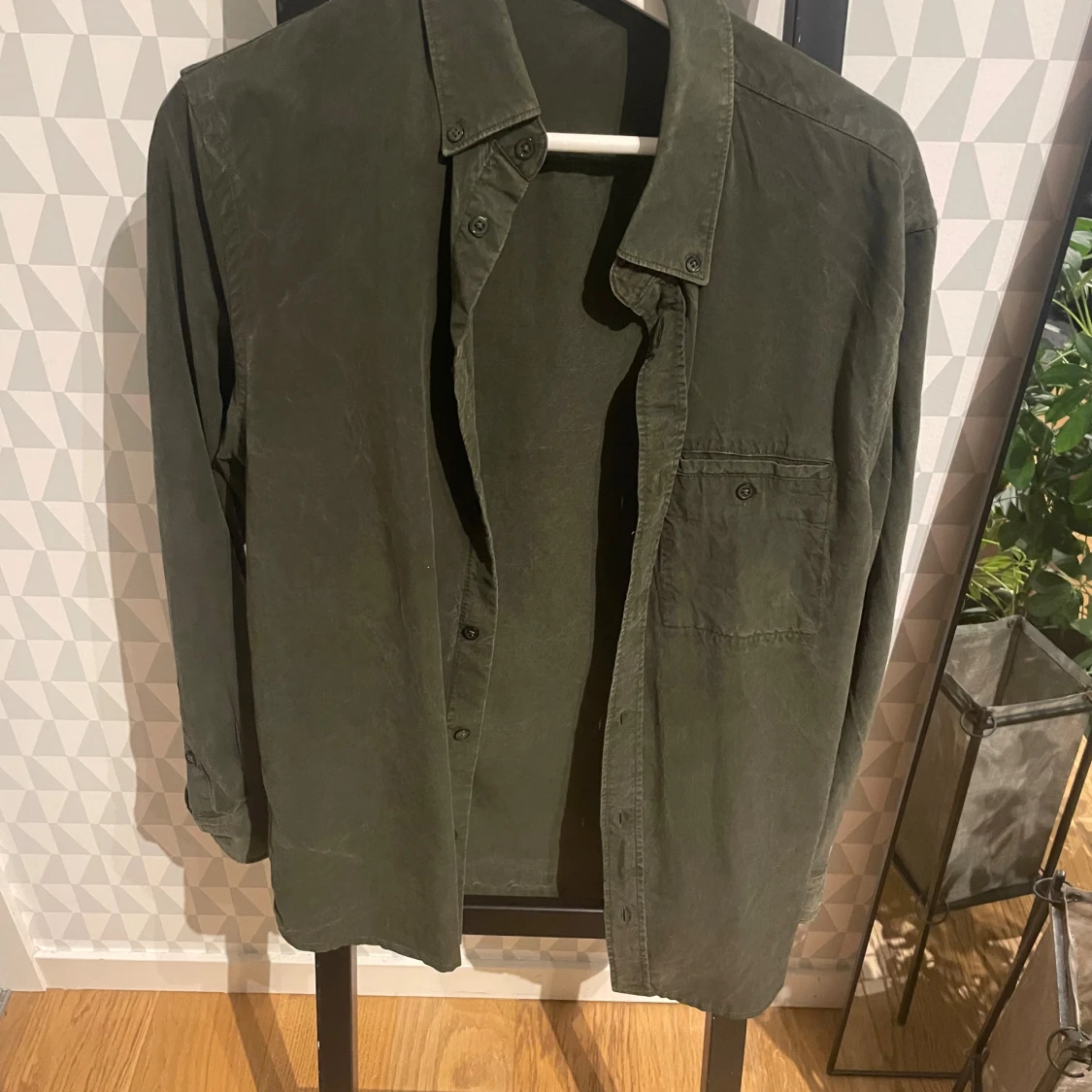 Grön skjorta från Filippa K, strl 48