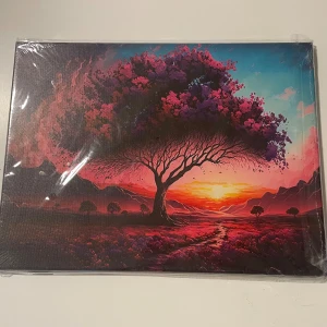 En färgstark tavla  - Det här är en färgstark tavla med ett magiskt träd i lila och rosa toner mot en solnedgång. Perfekt för dig som vill ha ett inspirerande konstverk på väggen och skapa en kreativ vibe i rummet.