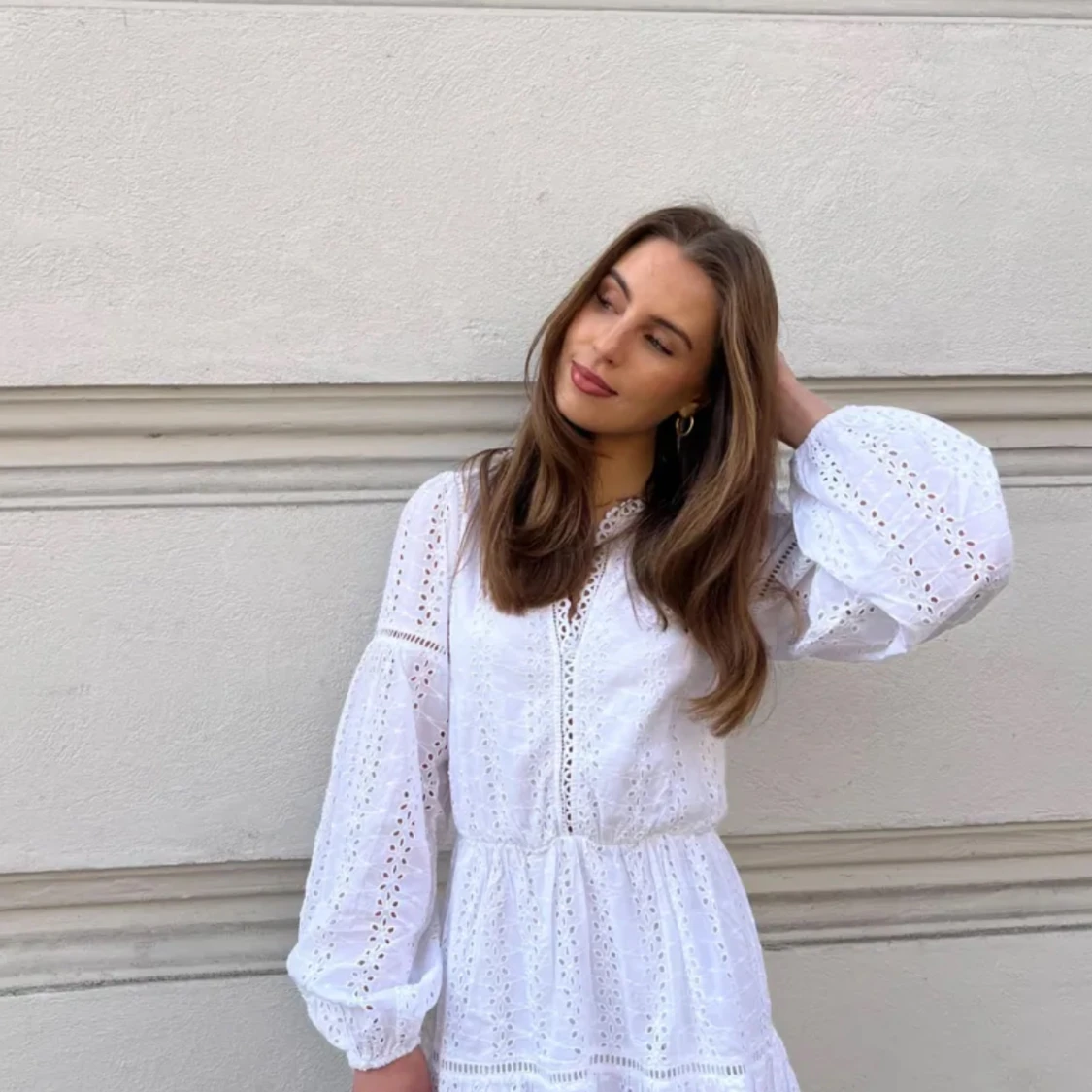 Vit kort klänning med spetsdetaljer - 2