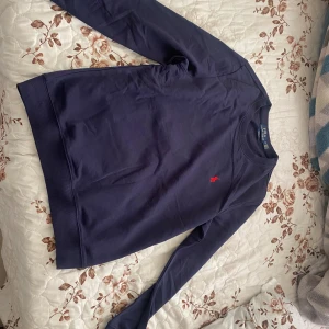 2 polo tröjor - Garderob rensning!!! 2 tröjor som ej används, den vita är syrrans, men funkar även för killar. Inte använda så mycket och är i mycket bra skick. Vid intresse finns fler bilder och pris kan diskuteras. Vit polo 500 och blåa 500. Båda storlek M