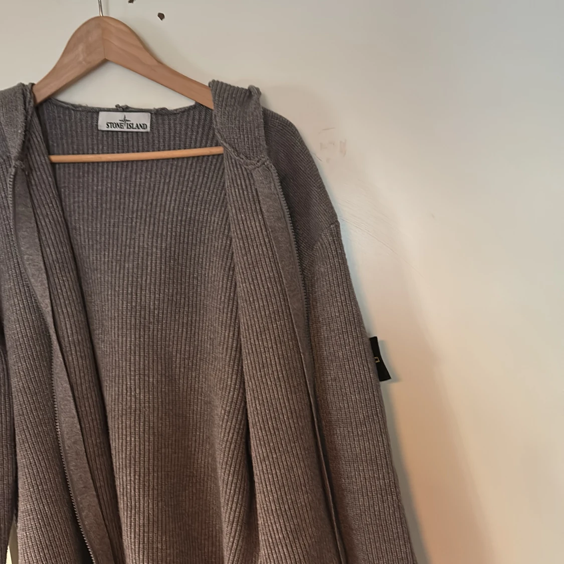 Grå stickad hoodie från Stone Island - 4