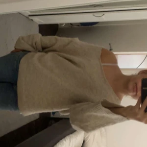 Beige stickad offshoulder-tröja - Mysig stickad beige off-shoulder  tröja 💗