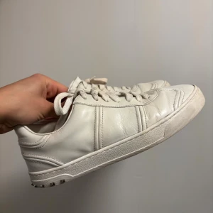 Valentino Flycrews Vita - Säljer ett par vita Valentino Flycrews. Skorna är i bra skick men har en lite defekt på framsidan som går att laga. (Alla nitar kvar) ✅
