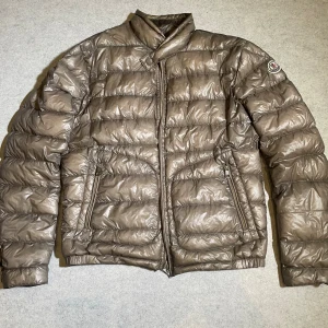 Moncler jacka  - Fet moncler jacka i moddelen acurus jackan är i fint skick men dragkedjan är trasig och behövs bytas ut därav priset storlek 1 passer sig som bär s bara att skriva vid frågor och funderingar 