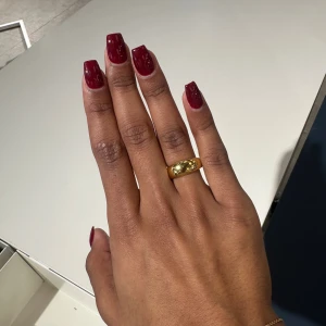 Ring guldplätterst rostfritt stål  - Ring i högpolerat rostfritt stål som är PVD-pläterat med 18K guld. Tidlöst smycke tillverkat i ett vattentåligt, allergivänligt och slitstarkt material som håller dem fina länge. Bada, duscha och träna utan att oroa dig för att de ska tappa färg. Aldrig använd, säljer då den är för stor på mig 💕