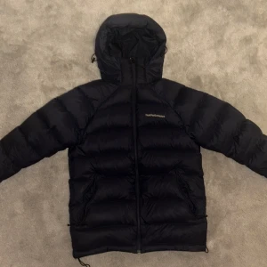 Peak Performance Vinterjacka - Säljer en snygg Peak Performance Vinterjacka. Skick 8/10. Hör av er vid funderingar