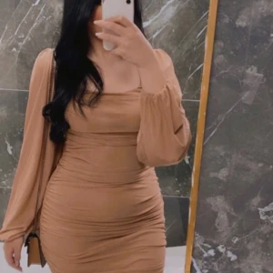 Beige kort klänning  - Har endast använts en gång