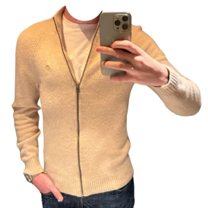 Beige McNeal LammUll-fullzip 🧶Sällsynt - Tröja i storlek M men sitter liten i storlek – passar bäst för dig som har S eller ett litet M 👕 Jag har oftast M–L, därför säljer jag. Litet hål vid vänster midja (syns på bild 5) 🔍 I övrigt fint skick ✅ Nypris ca 1500 kr. Pris kan diskuteras vid snabb affär 💬 Hör av dig vid intresse ✉️