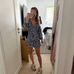 Blå och vit mönstrad klänning, Zara - Säljer en blåvit kortklänning med unikt mönster och v-ringad hals. Ordinarie pris 359