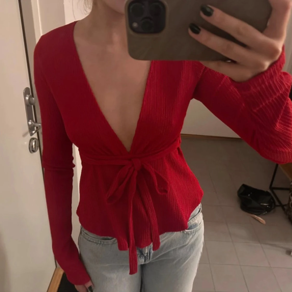 Röd omlottopp med knyt och v-ringning