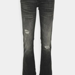 Gråa LTB jeans  - Säljer mina populära LTB jeans som inte går att köpa längre 🩶 Storlek 26/32, sitter som en S/XS, uppsprättade där nere. Säljer eftersom de är lite stora på mig, modellen Valerie 