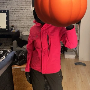 Skidjacka  - Svin snygg skidjacka från Peak Mountain med broderad logga på bröstet och på armarna. Jackan har huva och fickor på både utsidan och insidan av jackan och svart fleece på insidan så det räcker med underställ under. Jackan är verkligen en väldigt vibrant rosa färg, ljuset i mitt rum gör inte färgen rättvisa, så därför la jag in en bild när jag hade på mig den i backen där man ser färgen bättre(se sista bild). I denna jacka syns man verkligen i backen och det är extremt snygg