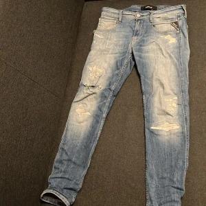 Replay anbass - Säljer dessa replay anbass med slitningar i storlek 28/30, byxorna har en lite större slitning vid höger knä men inget märkvärdigt (går att sy ihop lätt) kom pm med några frågor ni har🙌🤩