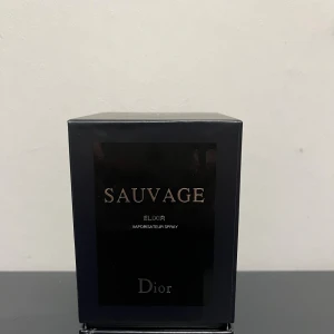 Dior Sauvage Elixir parfym - Helt ny parfym endast använt 2-3 spray för test. Riktig sexig och perfekt till kalla vädret. Nypris 1900-2000