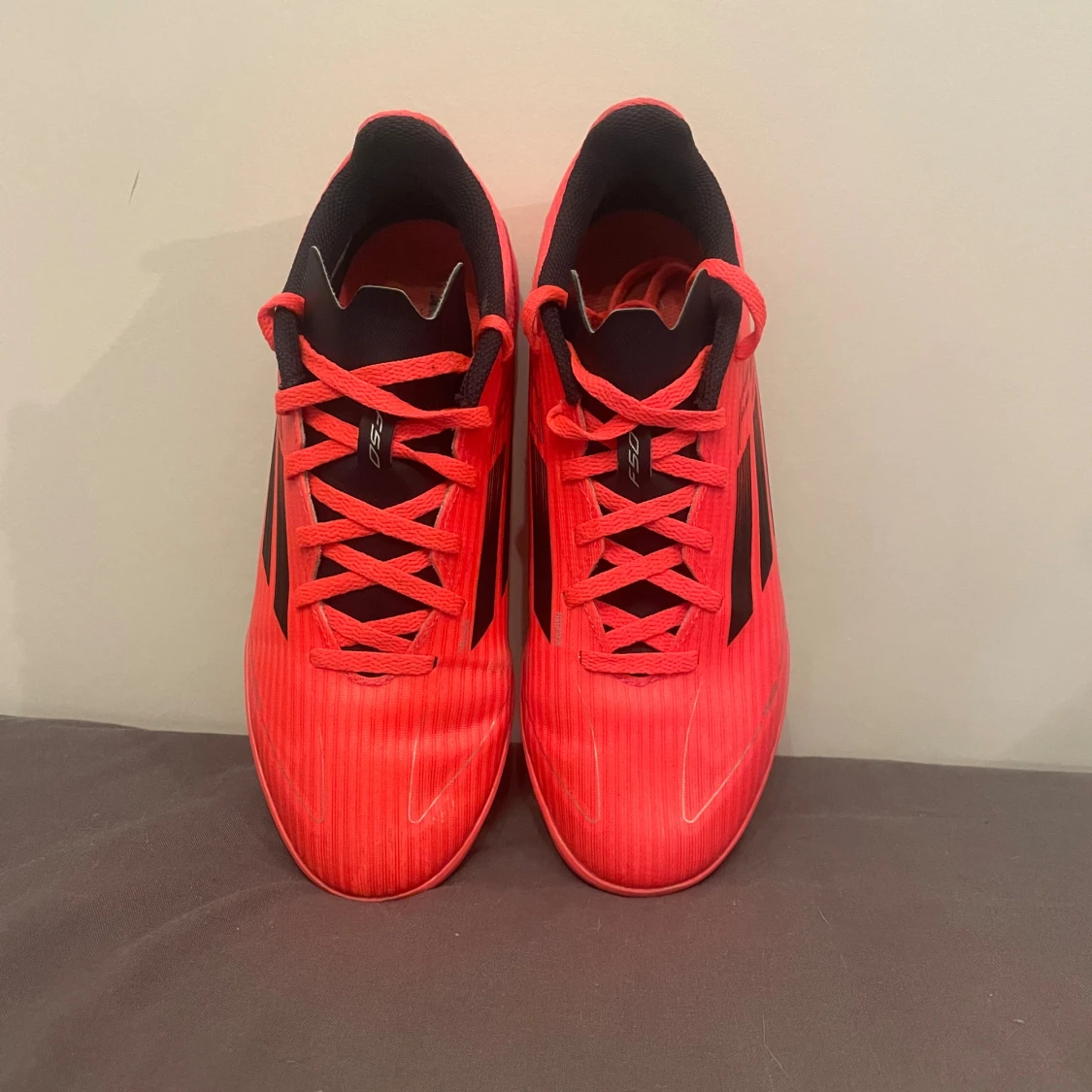 Adidas F50 röda inne fotbollsskor - 1
