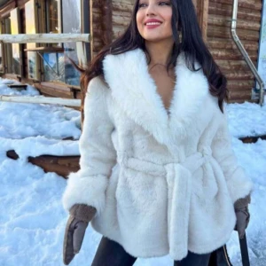 Vit pälsjacka med bälte och stor krage - Superfin vit pälsjacka med fluffig stor krage. Pälsen är super mjuk och den är varm. Jag köpte 2 storlekar för att se vilken som passa men sen har jag inte skickat tillbaka den så den har hängt i garderoben bara. Kan skicka fler bilder vid instresse. 