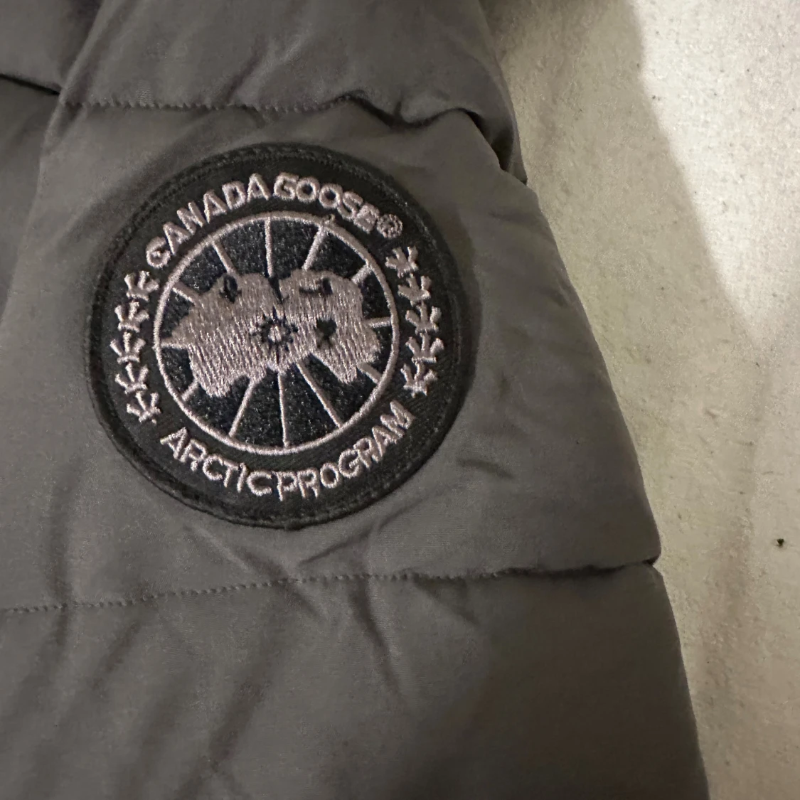 Grå pufferjacka från Canada Goose - 2