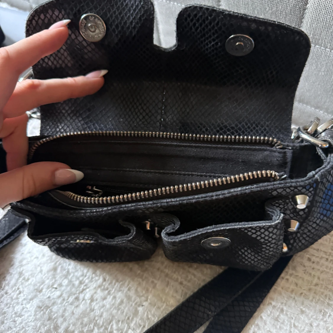 Handväska med nitar - 2