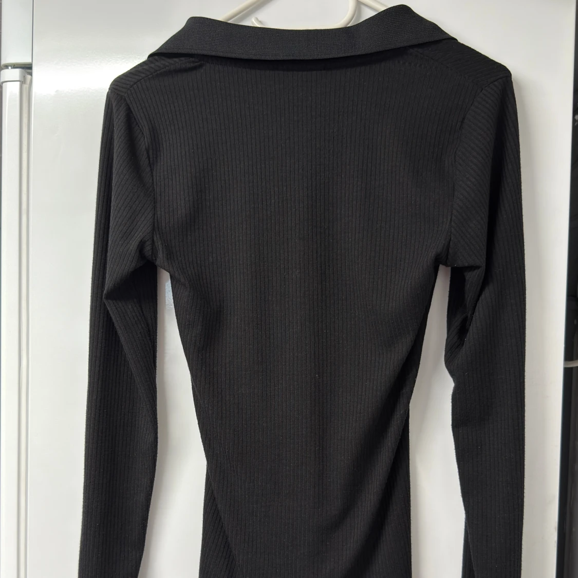 Svart ribbad långärmad polotopp från New Look - 1