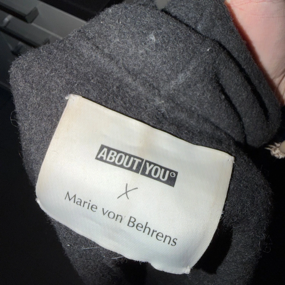 Svart kappa från About You x Marie von Behrens - 2