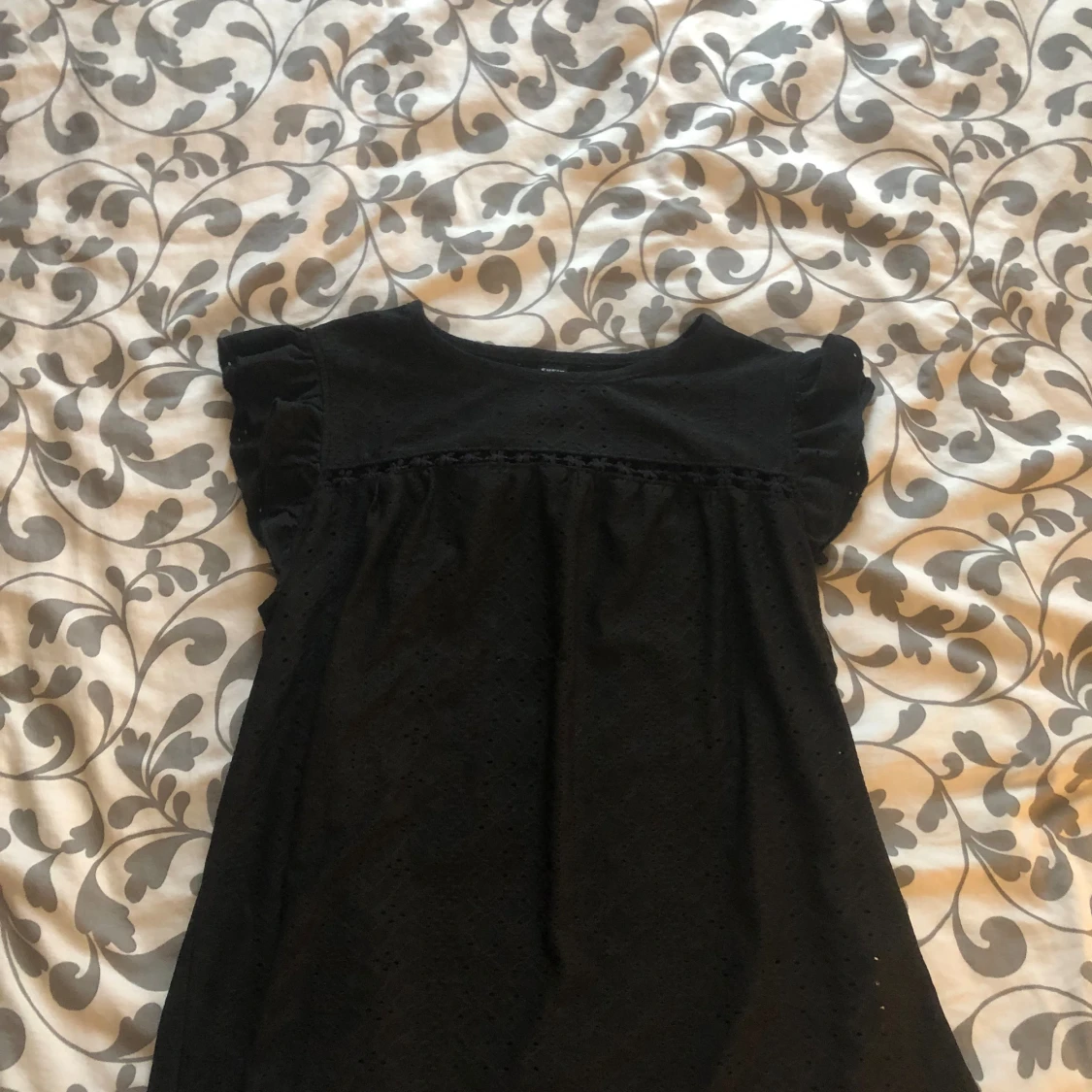 Svart kortärmad blus med volang