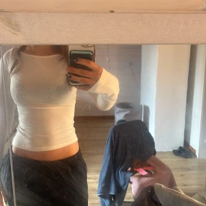 Vit långärmad topp från Nelly XS - Säljer en vit långärmad topp från Nelly i storlek XS. Toppen är slim fit och är tillverkad i mjuk bomull. Den är lite genomskinlig som man ser på första bilden. Den är oanvänd.