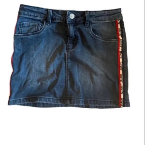 Denim miniskirt - Söt oanvänd kjol från levis! Storlek 12 i barn, vilket motsvarar en xs! Skriv om du har frågor eller vill ha fler bilder💙pris går att diskutera