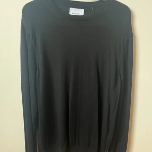 Vailent tröja Merino wool - Då är det dags att sälja denna fina tröja från Vailent! Otroligt fin, helt felfri. Använd ett fåtal gånger. Tröjan är gjord av Merino ull. Mått: Från axel till axel 45cm, från axel till midja 75 cm. Vid fler frågor eller funderingar hör av er privat! Ps pris går att diskutera vid en snabb och smidig affär.