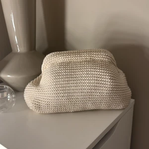 Beige stickad handväska - Snygg beige handväska med stickad struktur och mjuk, rundad form. 🥰