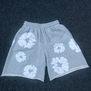 Denim Tears Shorts Grå/Vit  - Plagg:Denim Tears Shorts Storlek:S Nypris:2999 Mitt pris:499 Skick:10/10 Helt nya Märke/Brand:Denim Tears Färg:Grå/Vit Material:Bomull Passform:S Passar M Övrigt:Helt Nya Inga Defekter  Fraktar Inom 24 h📦 Skriv Vid Minsta Lilla Intresse😃 