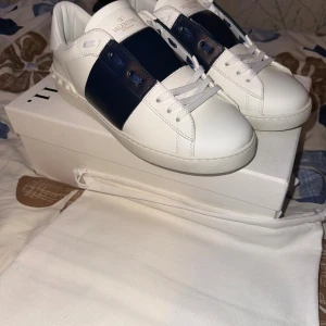 Valentino open  - Valentino open i vit riktigt sköna och nya. Skriv ifall du har frågor.