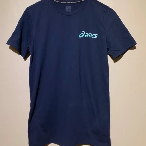 Träningströja - Asics  - Säljer denna träningströjan från ASICS i storlek XS. Materialet är bomull och polyester och är sparsamt använd. Finns att hämta i centrala Göteborg och kan ev behöva tvätt pga legat i flyttkartonger. Håll gärna utkik framöver - då kommer byxor från samma märke ut.