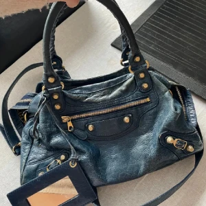 Balenciaga city bag - Säljer min jätte fina city bag! Super fin och är perfekt till varje outfit! Köptes för 6500kr här på plock🫶🏻❤️