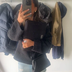 Svart clutchväska - Säljer min jättefina clutchväska från Lindex. Inga defekter och ser ut som ny! Säljer då jag har köpt en ny🥰Skriv vid frågor, och pris går att diskutera!