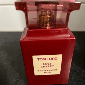 Tom Ford Lost Cherry 100ml - Tom Ford Lost Cherry Eau de Parfum i en snygg röd flaska. Volym: 100 ml. Perfekt för dig som vill sticka ut med en exklusiv och trendig doft från ett av världens mest populära märken.