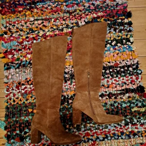 Nya Äkta mocka stövlar  - Väldigt snygga äkta mocka stövlar i storlek 38 med läder på insidan och skön block klack. Går upp till knäet och perfekt till höst modet. Fin kamel brun färg 🌺