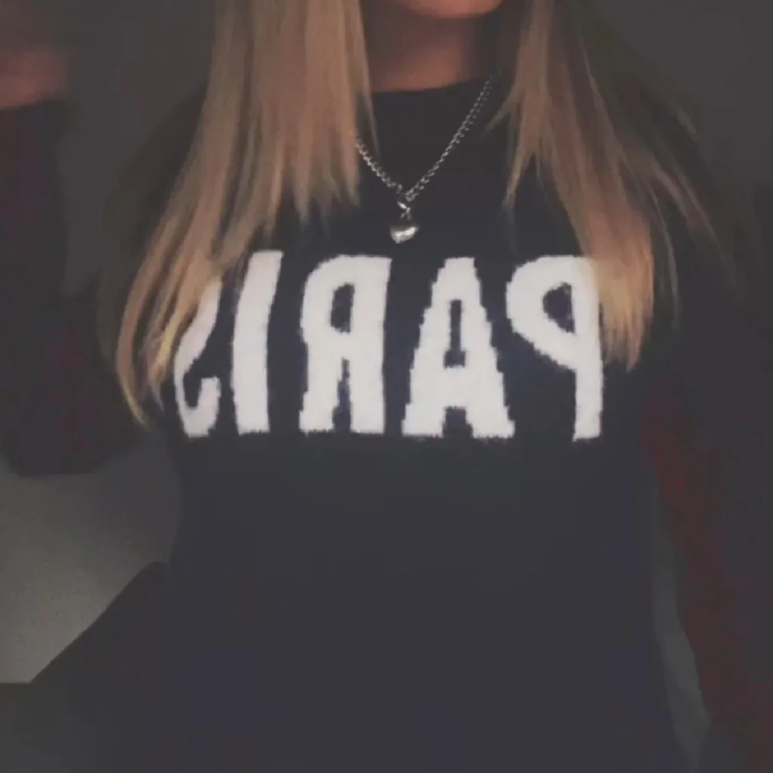 Stickad tröja med tryck 