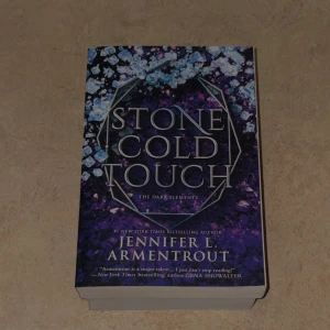 Stone Cold Touch - En spännande bok med magisk och mörk känsla, perfekt för dig som gillar fantasy och mystik. Snyggt omslag med kristallmönster och lockande undertitel: The Dark Elements. Skriven av bästsäljande författaren Jennifer L. Armentrout.