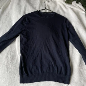 Mörkblå merinoull tröja  - Mörkblå merinoull tröja som har ett litet hål i kragen (inget som stör vid användning enligt mig). Sitter som som min andra annons ”these glory days merinoull tröja” på mig. Den är storlek M men passar mer som S 