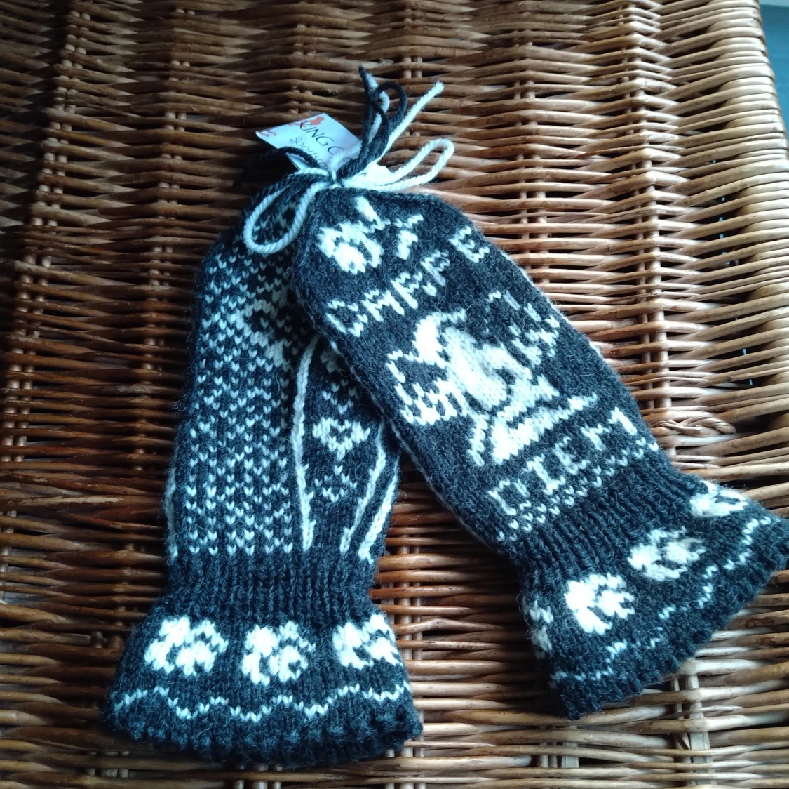 Mörk grå vita stickade ull vantar med mönster xs